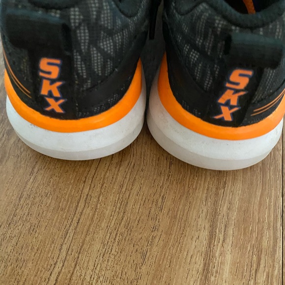 Boys Skechers black and orange size 2 - Picture 3 of 3